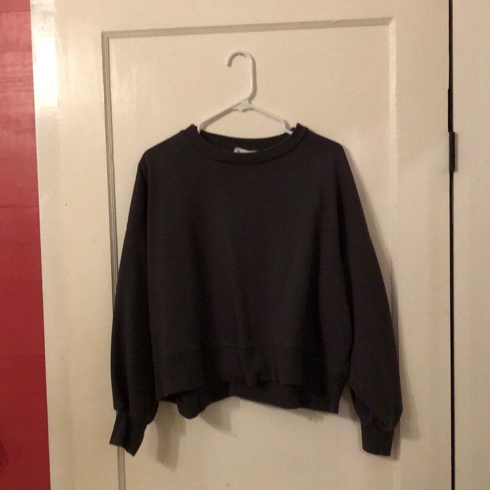 Zenana find!!! super cute almost cropped sweatshirt!! size M. worn a few times.